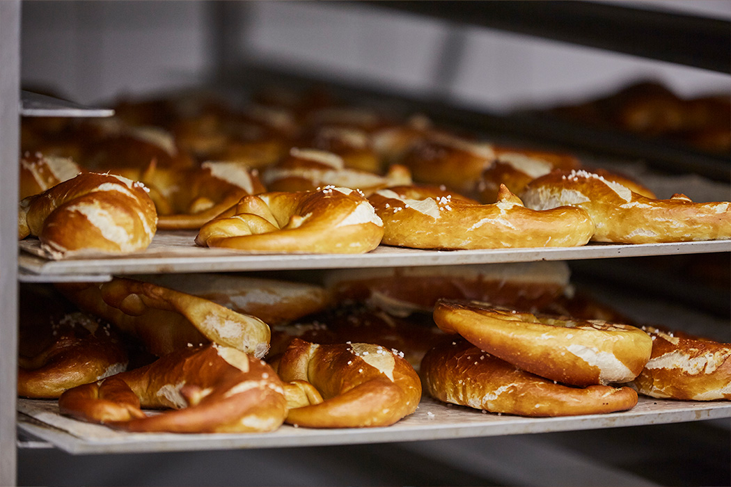 Brezeln auf einem Wagen in der Bäckerei