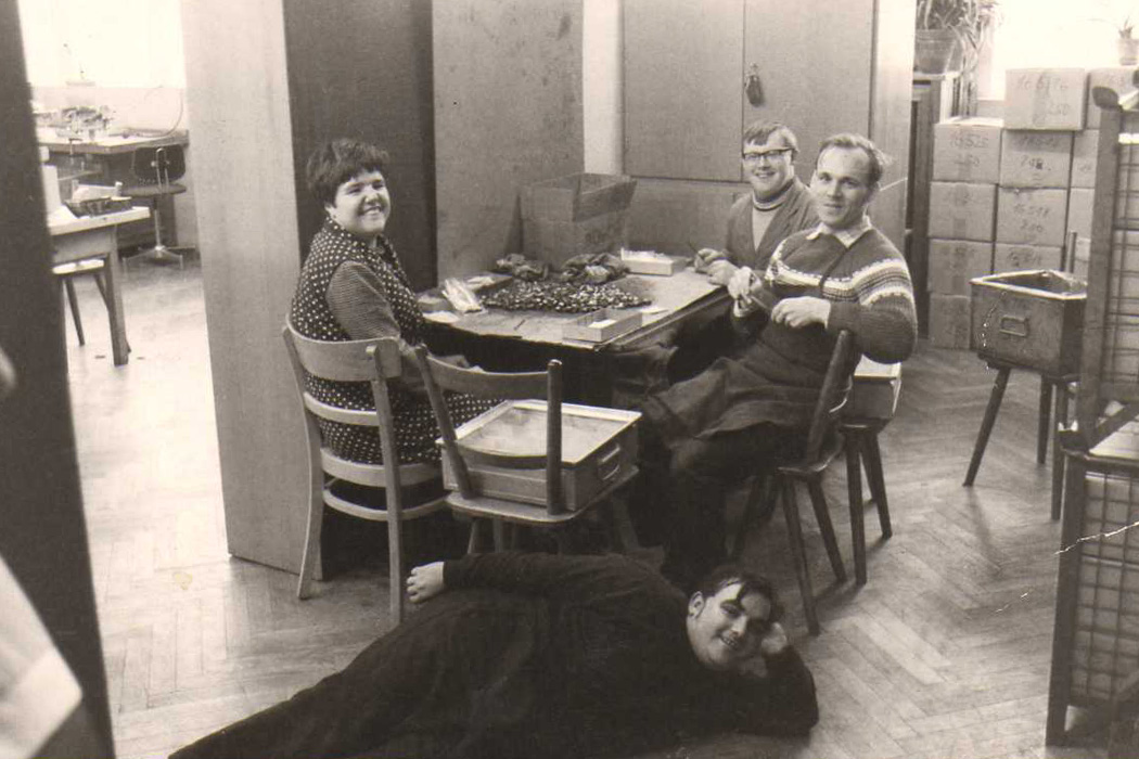 Eine Arbeitsgruppe bei der Arbeit in der Werkstatt Rosental 1971