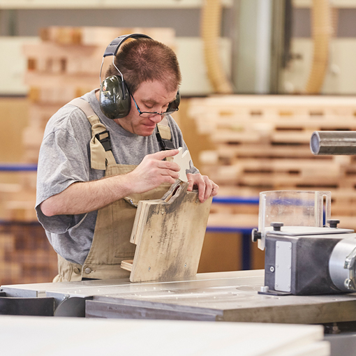 Arbeit in der Schreinerei