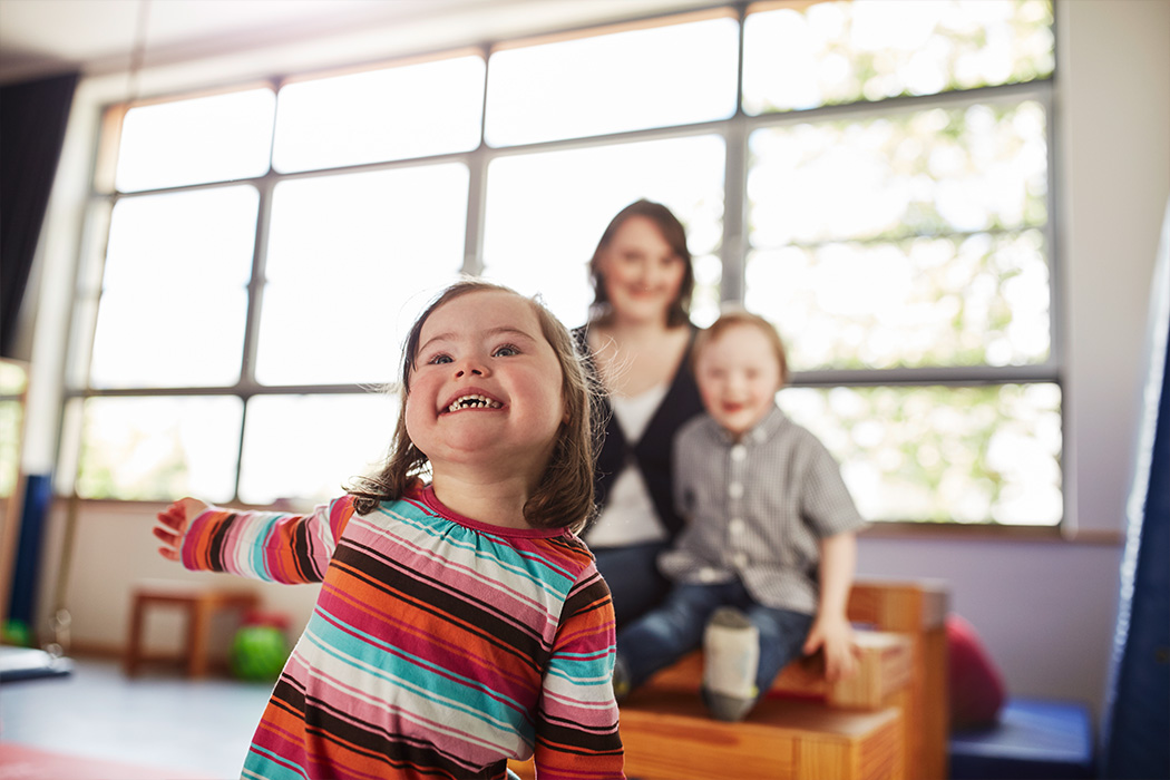 Zwei Kinder und eine Erzieherin in der Inklusiven Kindertagesstätte