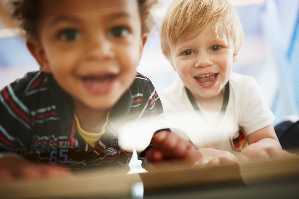 Zwei lachende Kinder in der Inklusiven Kindertagesstätte