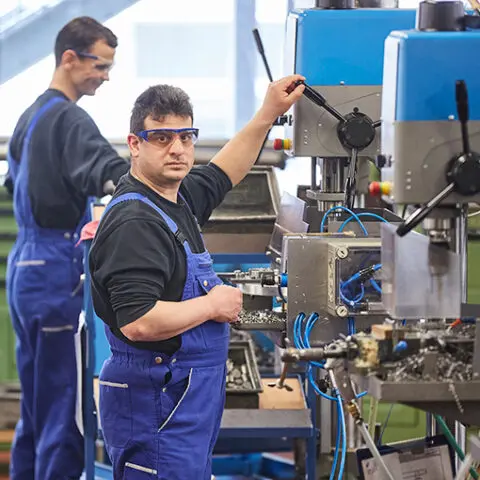 Arbeit in der Metallwerkstatt