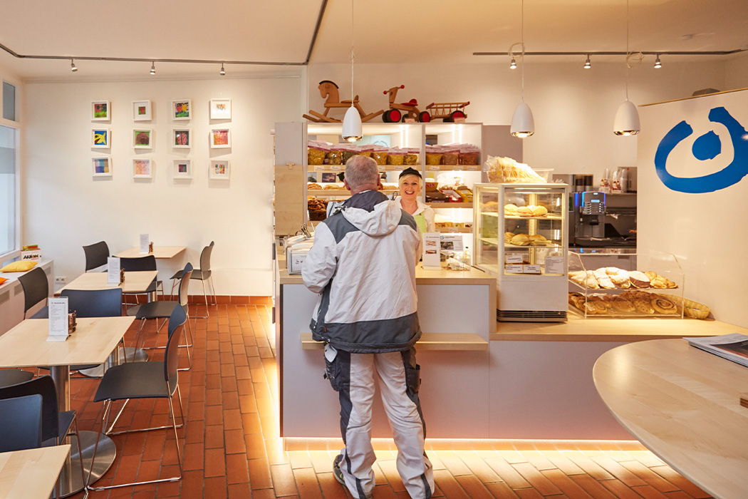 Ein Kunde wird im Bistro Panino der Lebenshilfe Stuttgart bedient