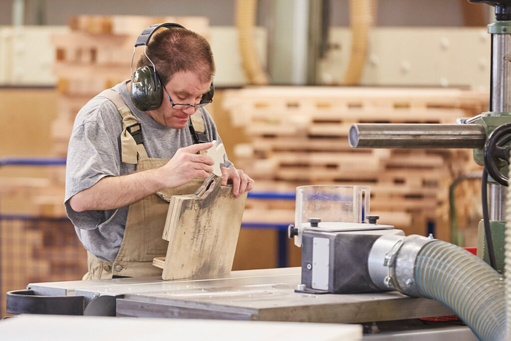 Ein Mann arbeitet mit Holz