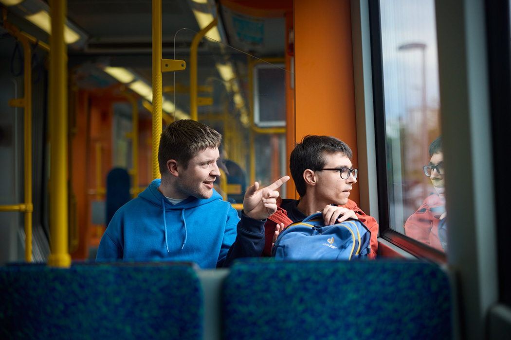 Zwei junge Menschen in einem Zug