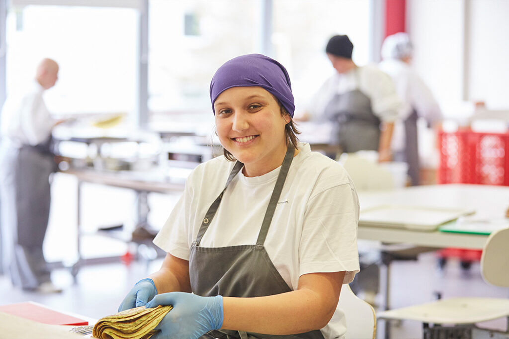 Eine Frau verarbeitet Crepes